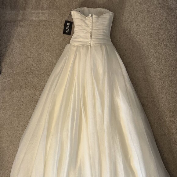 Vera Wang White Textured Organza Wedding Dress - Picture 2 of 5